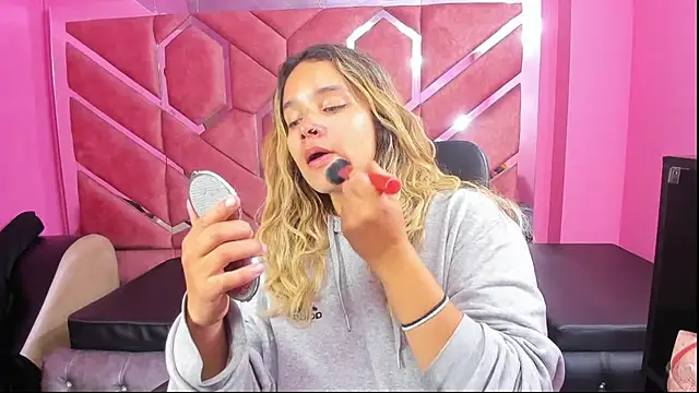 Snapshot of Olivia_Fox69 chatting on 02-13-25, 03:18 Olivia Fox69 online show from 02-13-25, 03:18