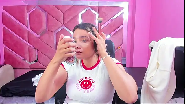 Snapshot of Olivia_Fox69 chatting on 02-14-25, 03:54 Olivia Fox69 online show from 02-14-25, 03:54