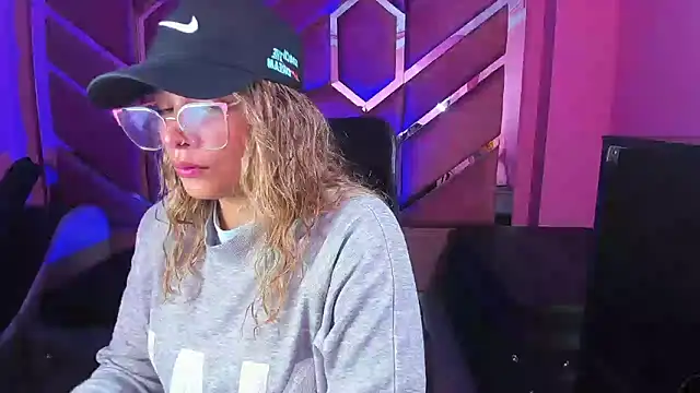 Snapshot of Olivia_Fox69 chatting on 02-18-25, 02:27 Olivia Fox69 online show from 02-18-25, 02:27