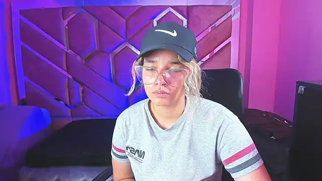 Snapshot of Olivia_Fox69 chatting on 02-19-25, 03:06 Olivia Fox69 online show from 02-19-25, 03:06