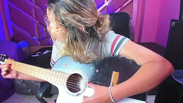 Snapshot of Olivia_Fox69 chatting on 02-19-25, 09:17 Olivia Fox69 online show from 02-19-25, 09:17