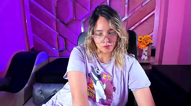 Snapshot of Olivia_Fox69 chatting on 03-11-25, 03:37 Olivia Fox69 online show from 03-11-25, 03:37