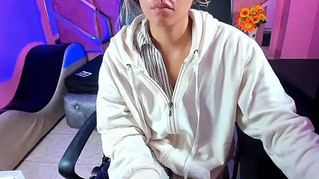 Snapshot of Olivia_Fox69 chatting on 03-20-25, 03:13 Olivia Fox69 online show from 03-20-25, 03:13