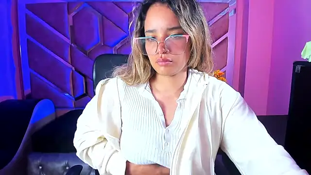 Snapshot of Olivia_Fox69 chatting on 03-21-25, 03:55 Olivia Fox69 online show from 03-21-25, 03:55