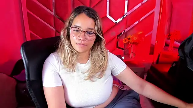 Snapshot of Olivia_Fox69 chatting on 09-18-25, 03:19 Olivia Fox69 online show from 09-18-25, 03:19