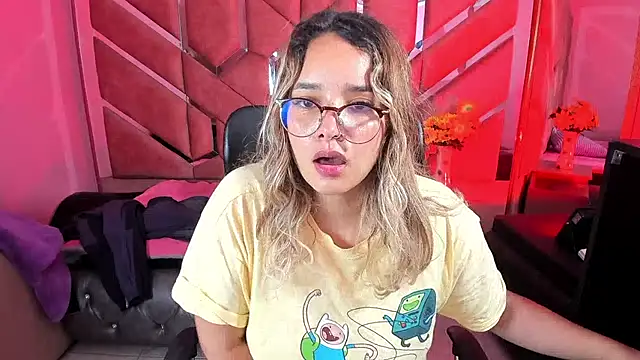 Snapshot of Olivia_Fox69 chatting on 09-21-25, 02:35 Olivia Fox69 online show from 09-21-25, 02:35