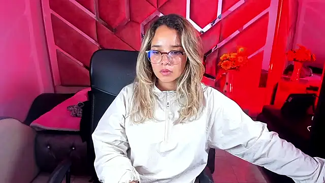 Snapshot of Olivia_Fox69 chatting on 09-24-25, 03:32 Olivia Fox69 online show from 09-24-25, 03:32