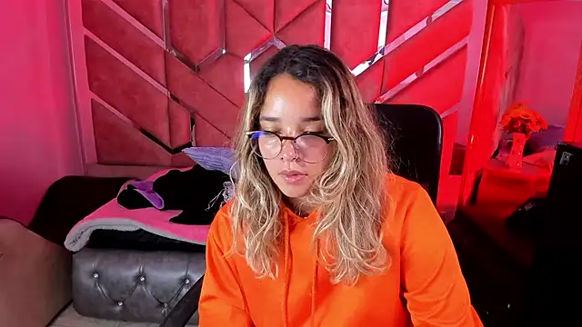 Snapshot of Olivia_Fox69 chatting on 09-28-25, 03:56 Olivia Fox69 online show from 09-28-25, 03:56