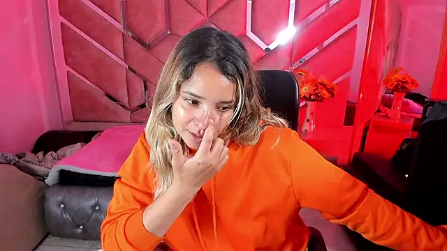 Snapshot of Olivia_Fox69 chatting on 09-29-25, 04:28 Olivia Fox69 online show from 09-29-25, 04:28