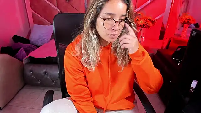 Snapshot of Olivia_Fox69 chatting on 09-30-25, 03:33 Olivia Fox69 online show from 09-30-25, 03:33