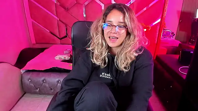 Snapshot of Olivia_Fox69 chatting on 10-05-25, 02:54 Olivia Fox69 online show from 10-05-25, 02:54