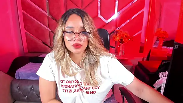 Snapshot of Olivia_Fox69 chatting on 10-17-25, 02:04 Olivia Fox69 online show from 10-17-25, 02:04