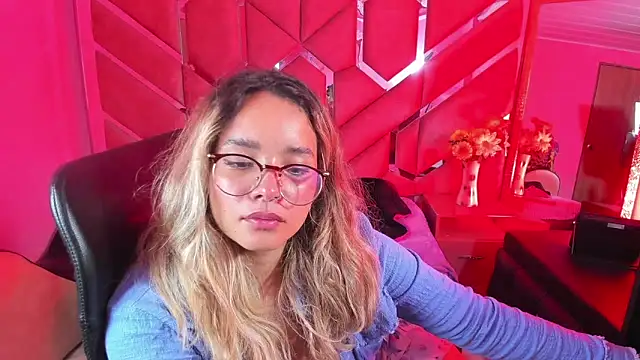 Snapshot of Olivia_Fox69 chatting on 10-28-25, 02:26 Olivia Fox69 online show from 10-28-25, 02:26