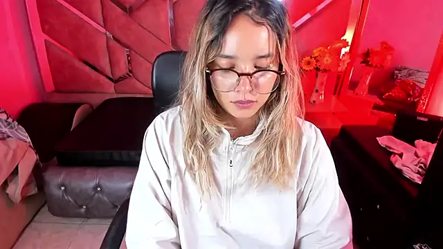 Snapshot of Olivia_Fox69 chatting on 11-04-25, 03:27 Olivia Fox69 online show from 11-04-25, 03:27