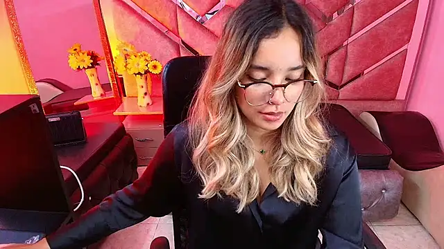 Snapshot of Olivia_Fox69 chatting on 11-10-25, 04:44 Olivia Fox69 online show from 11-10-25, 04:44