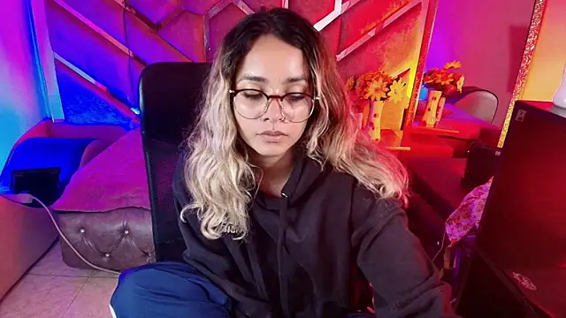 Snapshot of Olivia_Fox69 chatting on 11-20-25, 03:18 Olivia Fox69 online show from 11-20-25, 03:18