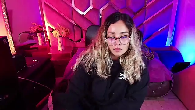 Snapshot of Olivia_Fox69 chatting on 11-21-25, 03:38 Olivia Fox69 online show from 11-21-25, 03:38