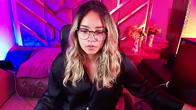 Snapshot of Olivia_Fox69 chatting on 11-23-25, 03:39 Olivia Fox69 online show from 11-23-25, 03:39