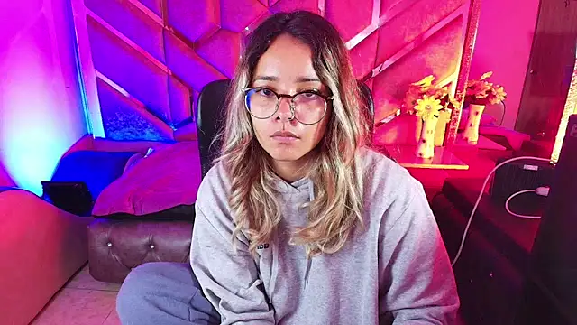 Snapshot of Olivia_Fox69 chatting on 11-24-25, 04:01 Olivia Fox69 online show from 11-24-25, 04:01