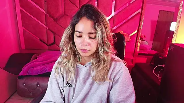 Snapshot of Olivia_Fox69 chatting on 11-25-25, 03:50 Olivia Fox69 online show from 11-25-25, 03:50