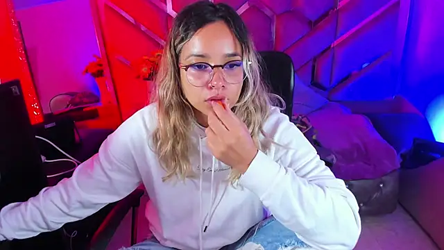 Snapshot of Olivia_Fox69 chatting on 11-29-25, 03:42 Olivia Fox69 online show from 11-29-25, 03:42