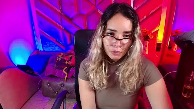 Snapshot of Olivia_Fox69 chatting on 12-22-25, 03:58 Olivia Fox69 online show from 12-22-25, 03:58