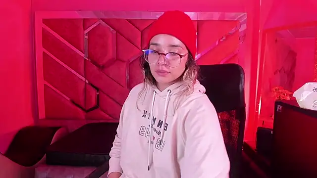 Snapshot of Olivia_Fox69 chatting on 02-17-26, 04:20 Olivia Fox69 online show from 02-17-26, 04:20