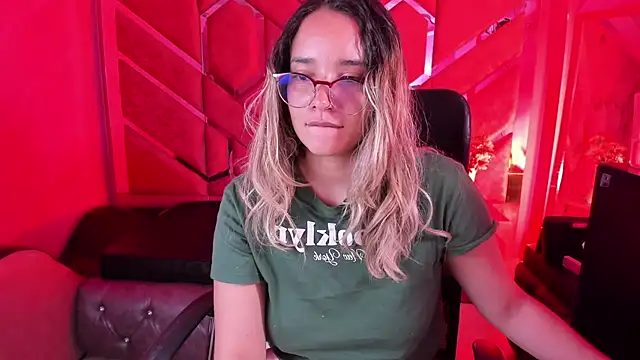 Snapshot of Olivia_Fox69 chatting on 02-27-26, 04:12 Olivia Fox69 online show from 02-27-26, 04:12