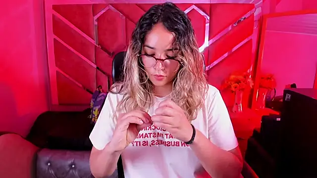 Snapshot of Olivia_Fox69 chatting on 03-05-26, 03:24 Olivia Fox69 online show from 03-05-26, 03:24