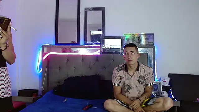 Snapshot of parejacaliente20154 chatting on 02-10-25, 01:33 parejacaliente20154 online show from 02-10-25, 01:33