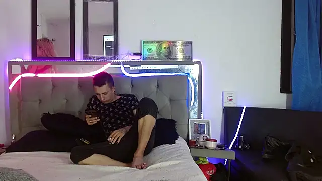 Snapshot of parejacaliente20154 chatting on 02-13-25, 11:06 parejacaliente20154 online show from 02-13-25, 11:06