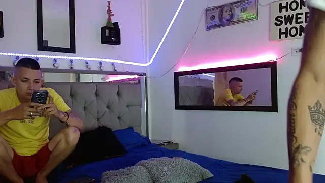 Snapshot of parejacaliente20154 chatting on 02-22-25, 12:08 parejacaliente20154 online show from 02-22-25, 12:08