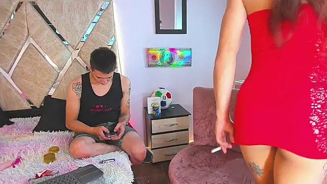 Snapshot of parejacaliente20154 chatting on 10-25-25, 04:02 parejacaliente20154 online show from 10-25-25, 04:02