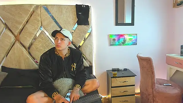 Snapshot of parejacaliente20154 chatting on 11-12-25, 08:59 parejacaliente20154 online show from 11-12-25, 08:59