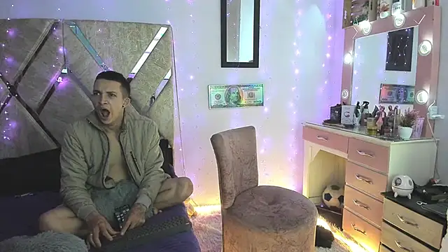 Snapshot of parejacaliente20154 chatting on 11-24-25, 08:58 parejacaliente20154 online show from 11-24-25, 08:58