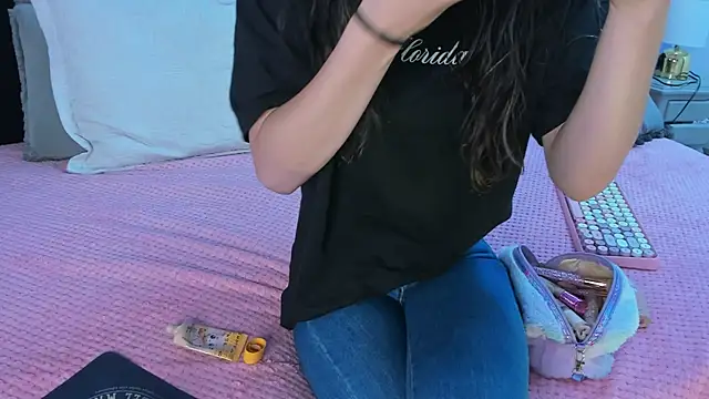 Snapshot of Julieta_Cortes__ chatting on 03-15-25, 11:51 Julieta Cortes online show from 03-15-25, 11:51