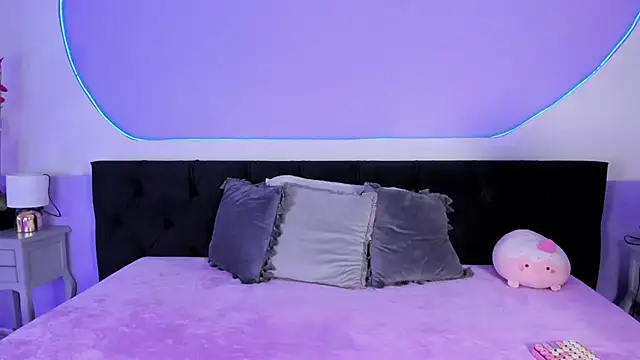 Snapshot of Julieta_Cortes__ chatting on 10-11-25, 12:15 Julieta Cortes online show from 10-11-25, 12:15