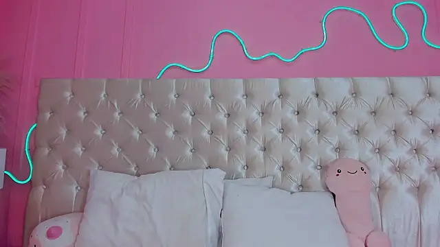 Snapshot of Julieta_Cortes__ chatting on 02-23-26, 12:02 Julieta Cortes online show from 02-23-26, 12:02