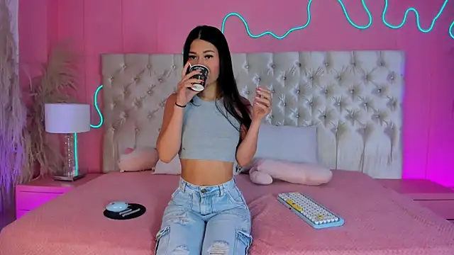 Snapshot of Julieta_Cortes__ chatting on 02-25-26, 12:04 Julieta Cortes online show from 02-25-26, 12:04