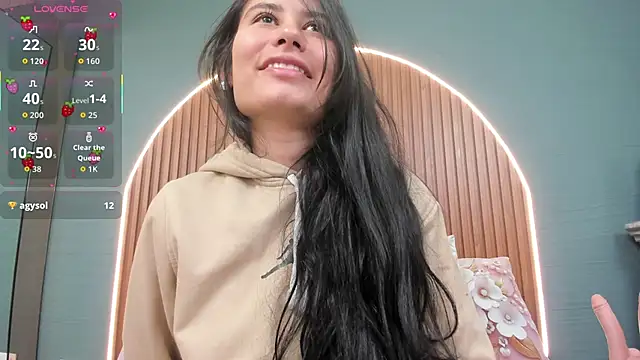 NayeCloud online show from 10-15-25, 03:39