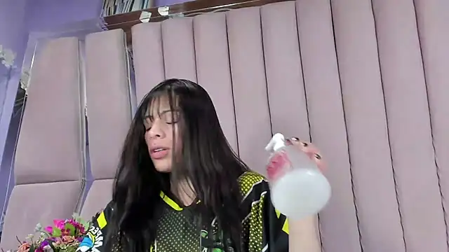 Snapshot of Sasha_Petitte chatting on 12-21-25, 03:57 Sasha Petitte online show from 12-21-25, 03:57