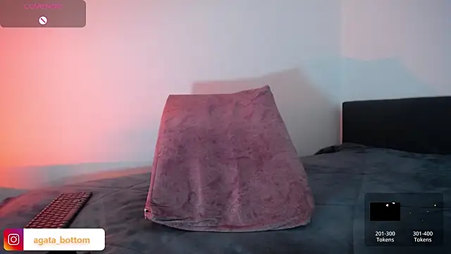 NewAgatha Bolton online show from 11-12-25, 05:35