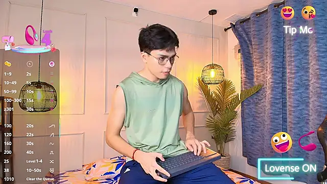 Snapshot of luandy chatting on 03-04-26, 11:38 luandy online show from 03-04-26, 11:38