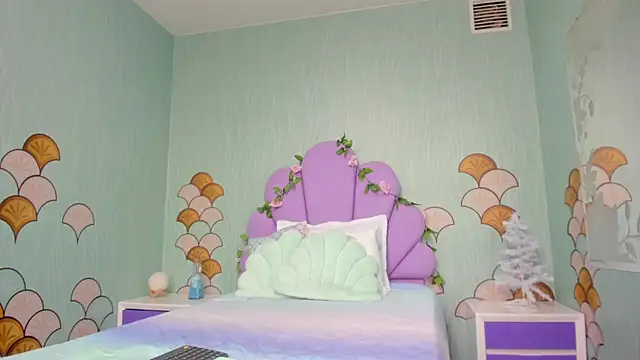 Snapshot of Isa_little4u chatting on 12-30-24, 05:44 Isa little4u online show from 12-30-24, 05:44