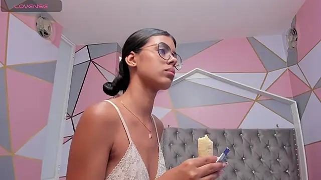 Snapshot of Isa_little4u chatting on 02-06-25, 12:33 Isa little4u online show from 02-06-25, 12:33