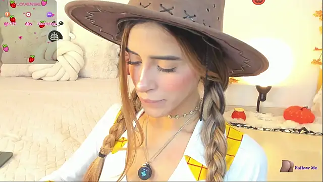 Snapshot of StormiRusso chatting on 10-24-25, 01:35 StormiRusso online show from 10-24-25, 01:35