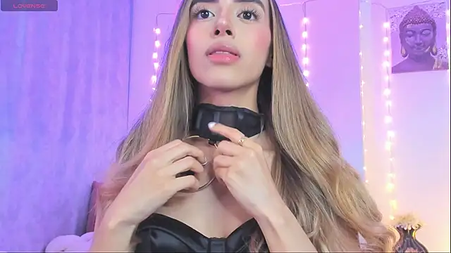 Snapshot of StormiRusso chatting on 11-23-25, 02:22 StormiRusso online show from 11-23-25, 02:22