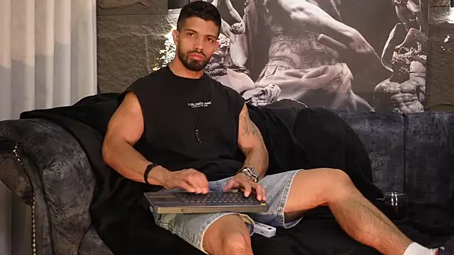 Snapshot of DannSaenz chatting on 11-26-25, 08:43 DannSaenz online show from 11-26-25, 08:43