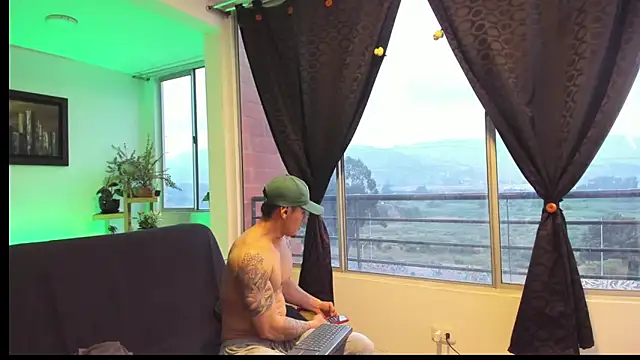 Snapshot of MARCELOANDLUCIAN chatting on 11-12-25, 10:30 MARCELOANDLUCIAN online show from 11-12-25, 10:30