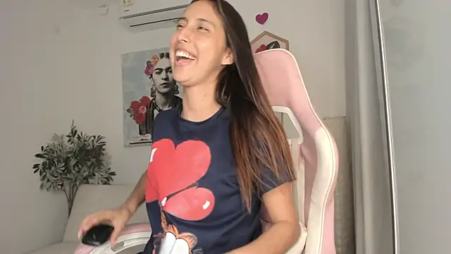 Snapshot of aleja_rythm chatting on 02-22-25, 11:03 aleja rythm online show from 02-22-25, 11:03